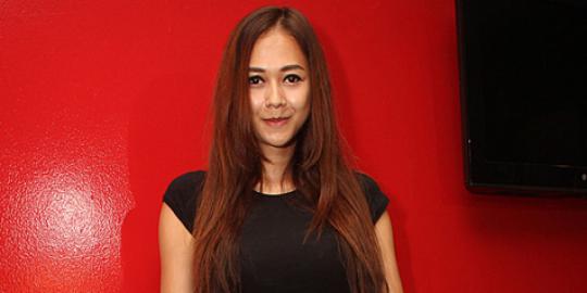 Aura Kasih bikin kue lebaran sendiri
