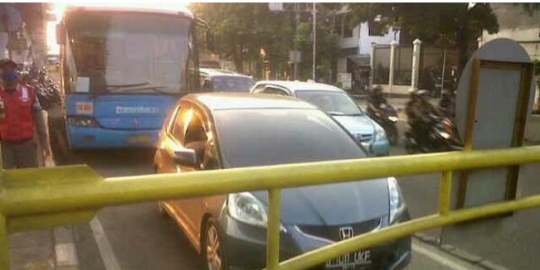 jenderal sopir honda jazz paksa buka portal busway rev7