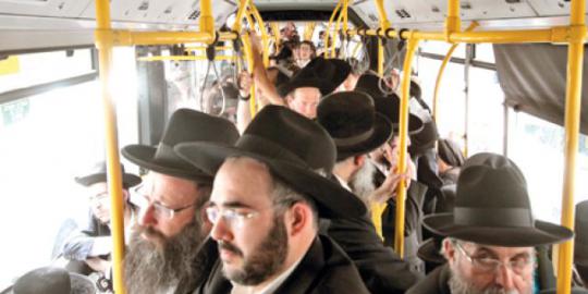 Penganut ultra-ortodoks di Israel hancurkan dua bus
