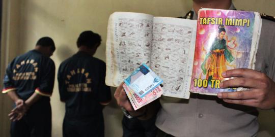 Jual Togel Untuk Kebutuhan Lebaran, Kakek-Kakek Dicokok Polisi | Merdeka.com