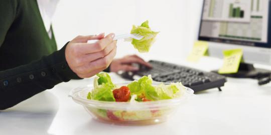 Makan siang di meja kerja tingkatkan produktivitas karyawan