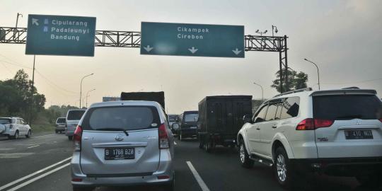 Tol Cikampek dibanjiri pemudik, macet sejak Bekasi Timur