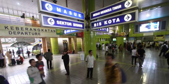 Orkes keroncong membunuh jenuh penumpang di Stasiun Gambir