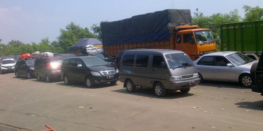 Pemudik mulai ramai, pintu masuk Pelabuhan Merak antre 2 Km