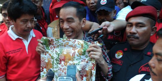 Jelang Lebaran, Jokowi bagi-bagi sembako dan THR di Penjaringan