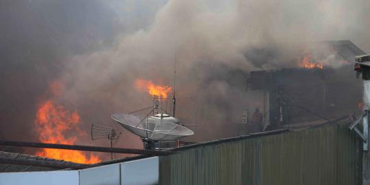 Pasar di Cirebon terbakar, lalu lintas mudik macet parah