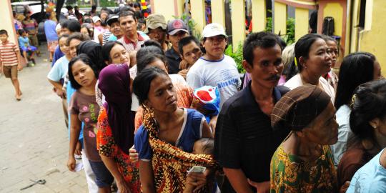 14 Ribu orang antre menerima sedekah perusahaan rokok di Kediri