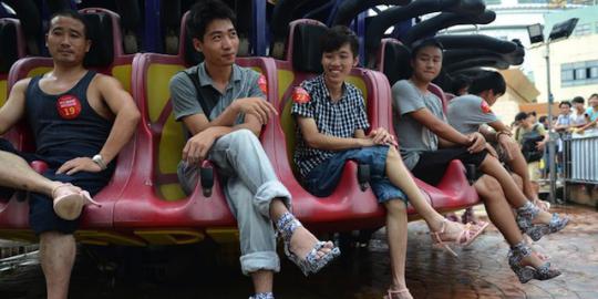 Sekelompok pria di China pawai sambil gunakan sepatu hak tinggi