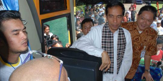 Di Tanah Tinggi, Jokowi bagi-bagi duit dan makan opor