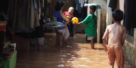Aktivitas anak-anak dan warga Ulujami di tengah banjir