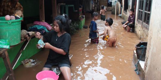 Tinjau korban banjir Bintaro, Jokowi bagi-bagi duit