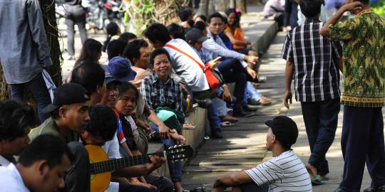 Polisi bubarkan warga yang minta 'angpao' di rumah dinas Jokowi