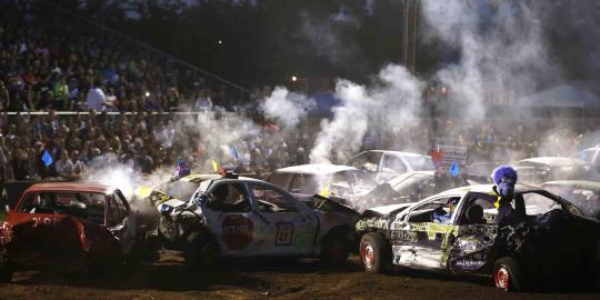 Aksi para driver saat bertempur dalam 'Demolition Derby'
