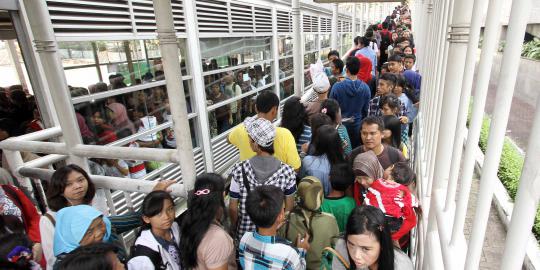 Halte TransJakarta Dukuh Atas 2 padat merayap