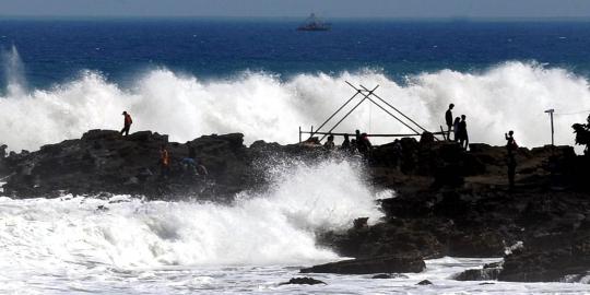 Menengok keganasan ombak di Pantai Karang Hawu, Pelabuhan Ratu