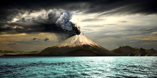 Abu vulkanik Gunung Rokatenda menebal, warga enggan dievakuasi