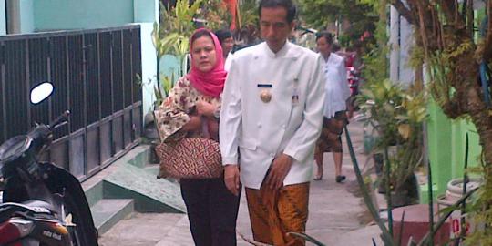 Tak hanya di Jakarta, Jokowi juga bagi-bagi duit di kampungnya