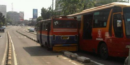 Serobot jalur busway di Mampang, Metromini serempet Transjakarta