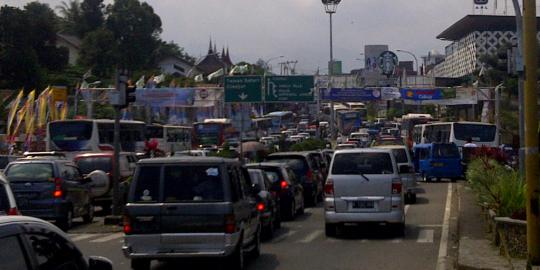 Dibuat satu arah, jalur Puncak macet 11 km