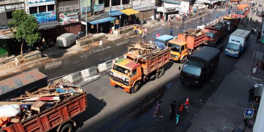 Setelah bebas PKL, Pemadam Kebakaran semprot jalan Tanah Abang