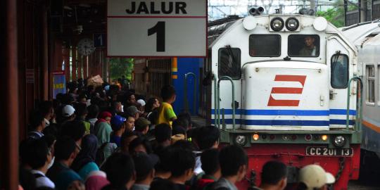 Arus balik Lebaran di Stasiun Surabaya mulai meningkat