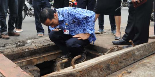 Blusukan ke Tanah Abang, Jokowi juga cek gorong-gorong