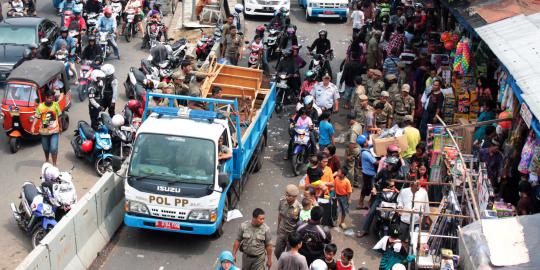 Berdagang di pasar