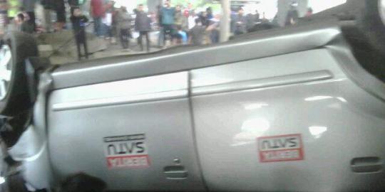 Mobil liputan 'Berita Satu' terbalik dihajar KRL di Jagakarsa
