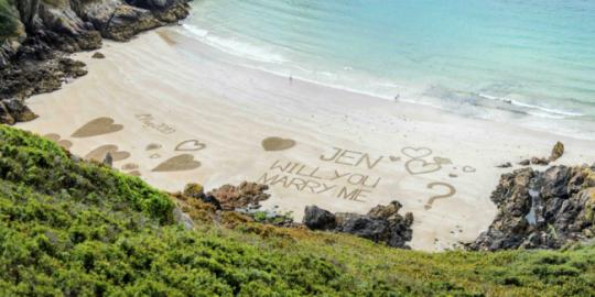 Romantisnya, pesan cinta ini ditulis di pasir pantai
