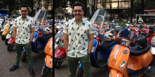 David Naif bergaya kendarai Vespa