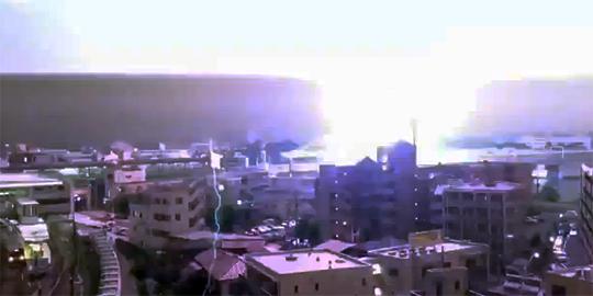 Bunga api beterbangan ketika petir sambar kereta api di Jepang