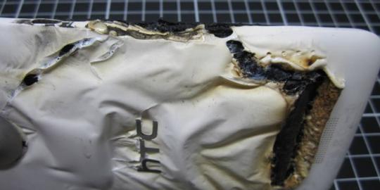 Dicharge, HTC One X tiba-tiba terbakar