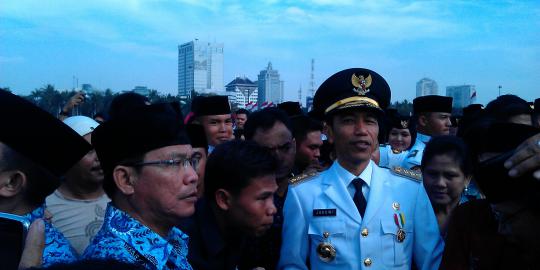 Tamu-tamu Istana berebut foto bareng Jokowi dan Agus Yudhoyono