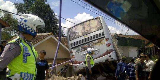 Bus Hiba Utama tabrak truk, 4 mobil dan 5 motor, 2 orang tewas