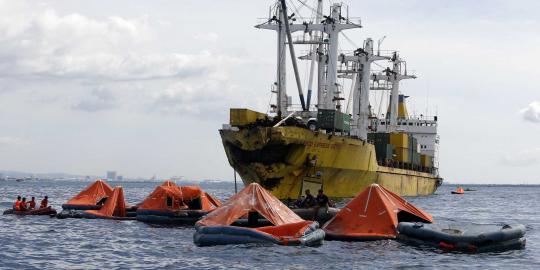 Kapal kargo hantam kapal feri, 26 penumpang tewas & 200 hilang
