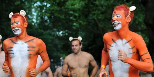 300 Orang lari bugil di kebun binatang London