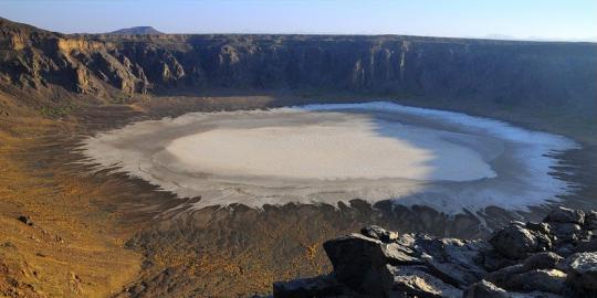 Eksotika kawah putih di gurun Arab Saudi