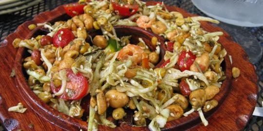 Lephet thoke, salad daun teh ala Myanmar