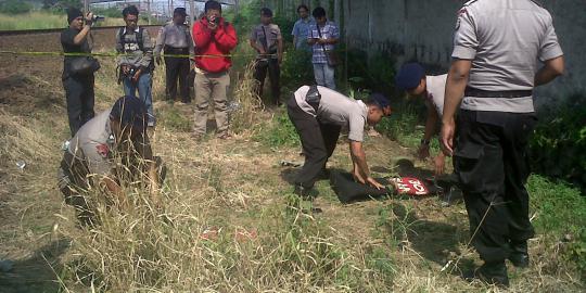 Gegana evakuasi granat nanas di pinggir rel