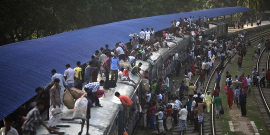 Kereta di India tabrak kerumunan massa, 35 tewas
