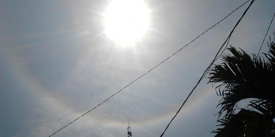 Indahnya fenomena 'cincin matahari' di langit Indonesia