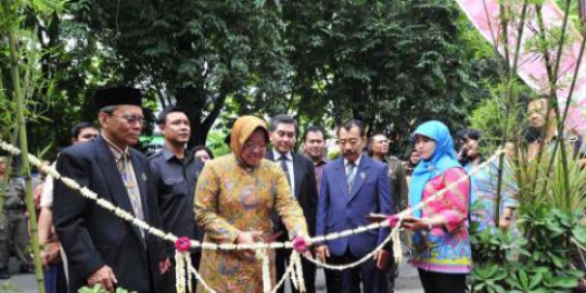 bersih pagi hari risma pungut sampah sendiri rev1