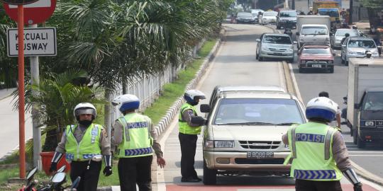 Terobos jalur busway, anggota TNI tabrak pemotor di Pondok Indah