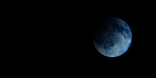 Sekarang bulan berwarna merah, besok akan berwarna biru