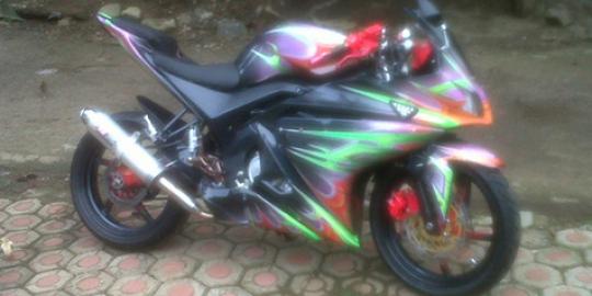 Vixion Modifikasi YZF R125 berkelir permen karet