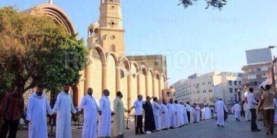 Puluhan pria muslim lindungi sebuah gereja di Mesir