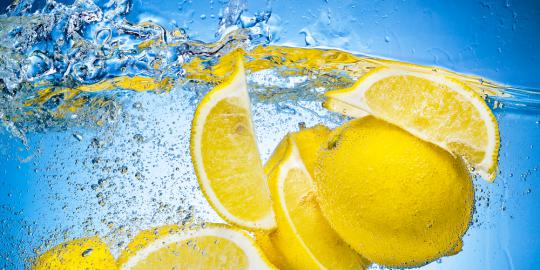 Air lemon, rahasia rambut cantik alami