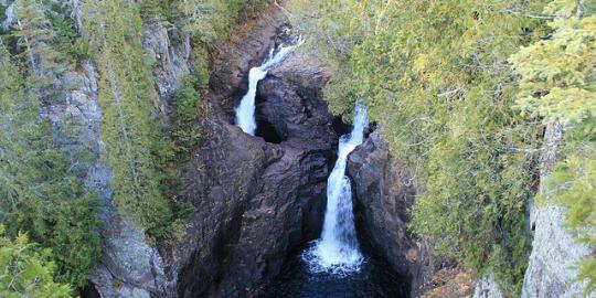 Menikmati keindahan air terjun Devil's Kettle yang misterius