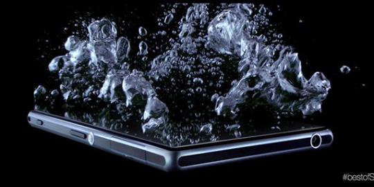 Sony Xperia Z1 berpose 'narsis' di dalam air