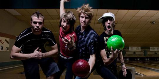 all time low sukses puaskan alika merdeka all time low sukses puaskan alika merdeka